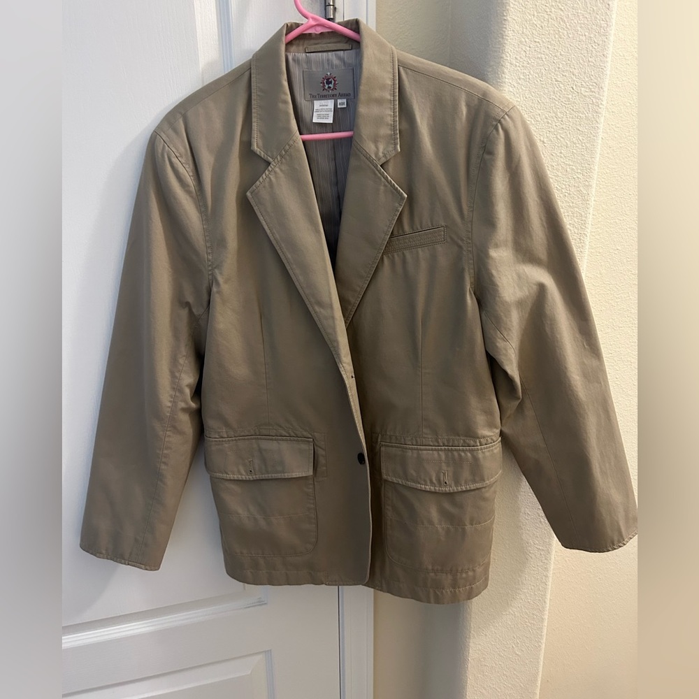 Men’s sport jacket made by the territory ahead size- 40r excellent-condition..
